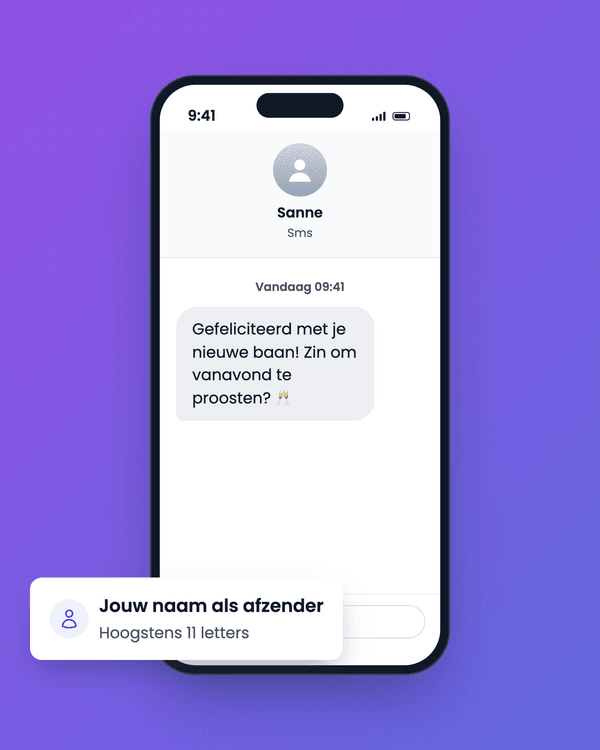 Links het formulier op mijnsms.nl met afzender Sanne en een felicitatie, rechts dezelfde sms op de telefoon van de ontvanger, met Sanne als afzender.