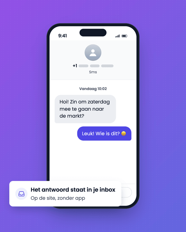 Telefoon van de ontvanger: een sms van een Amerikaans nummer (+1, cijfers niet leesbaar) en zijn antwoord. Kaartje: het antwoord staat in je inbox, op de site, zonder app.